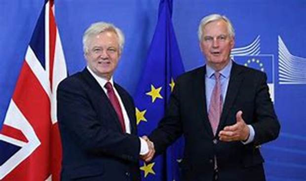 photo, David Davis and Michel Barnier ɑ΂摜