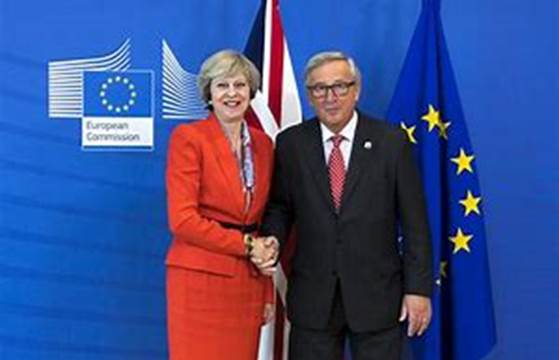 photo, Theresa May and Jean-Claude Juncker ɑ΂摜